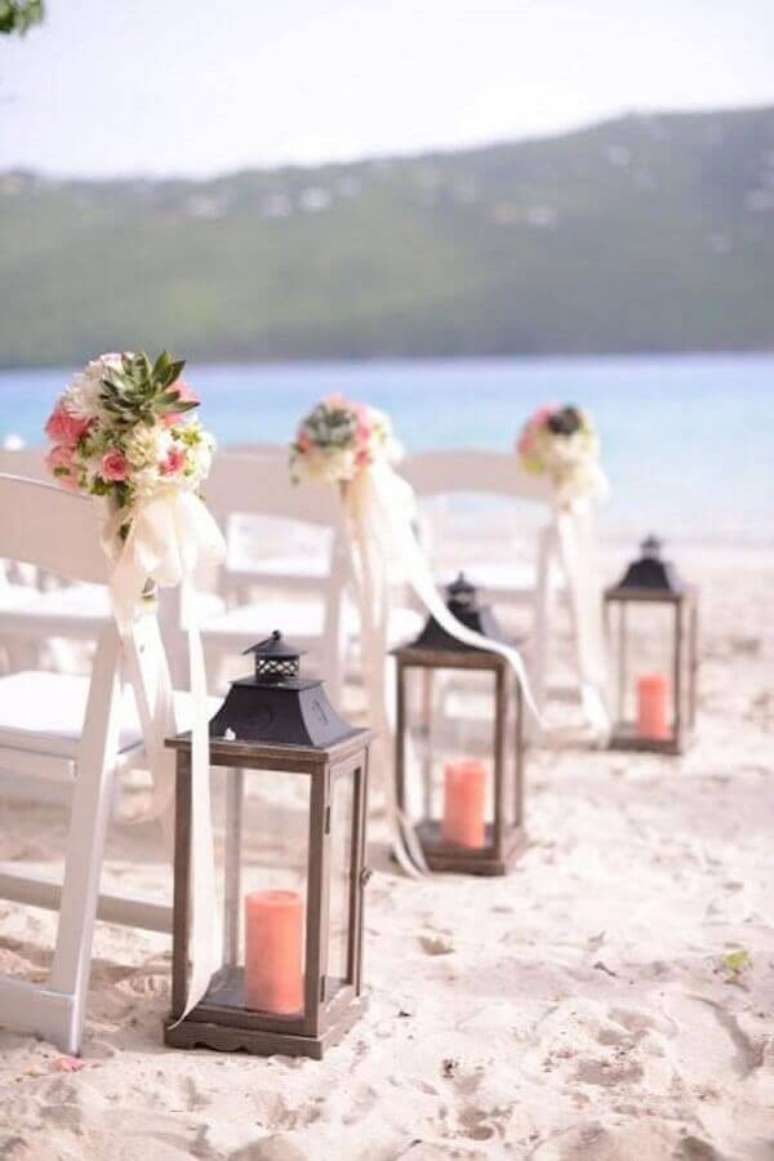35. Decoração de cerimônia para casamento na praia com luminárias