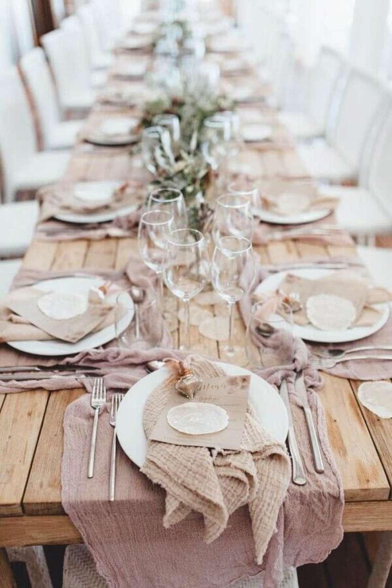 12. Fotos de casamento na praia com mesas decoradas com tecidos rústicos