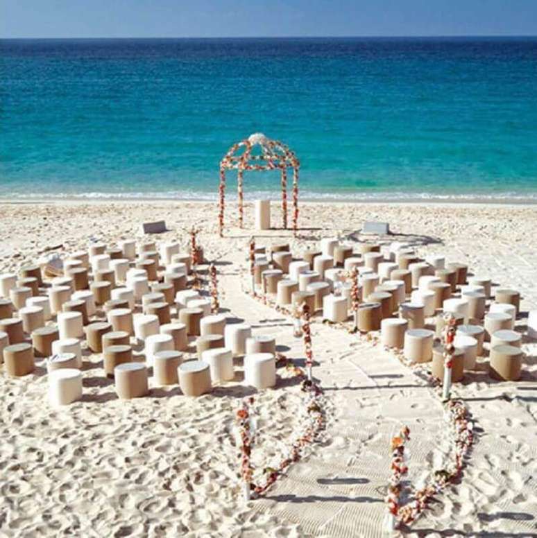 24. Decora&ccedil;&atilde;o simples para cerim&ocirc;nia de casamento na praia