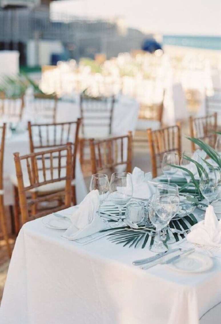 29. Usar folhagem para a decora&ccedil;&atilde;o da mesa de noivado na praia fica super charmoso