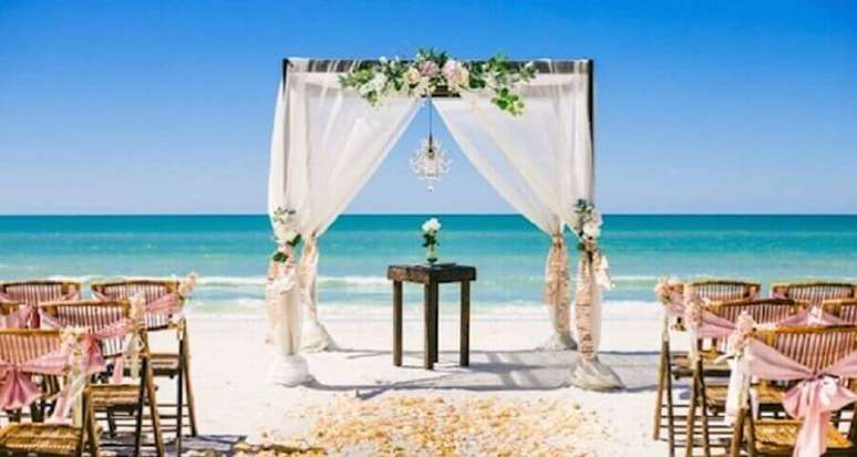 2. O mar funciona como um lindo cenário para as fotos de casamento na praia
