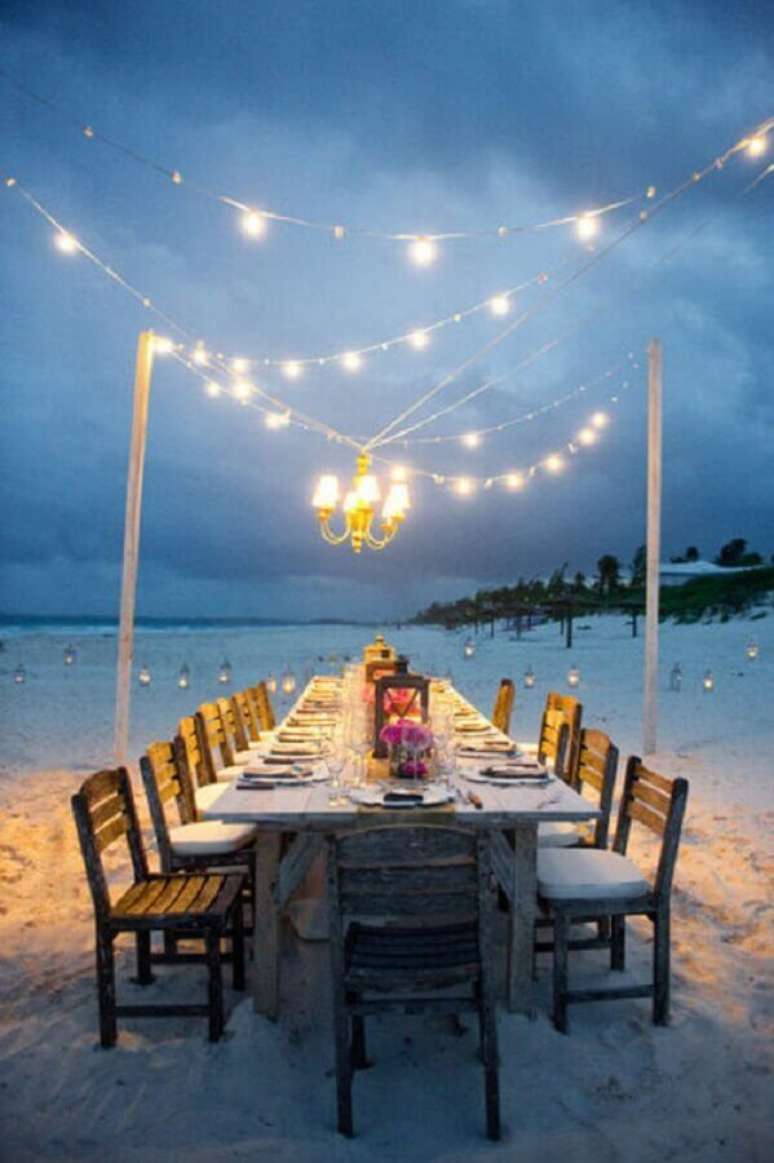 27. Para o casamento noturno na praia é muito importante investir na iluminação