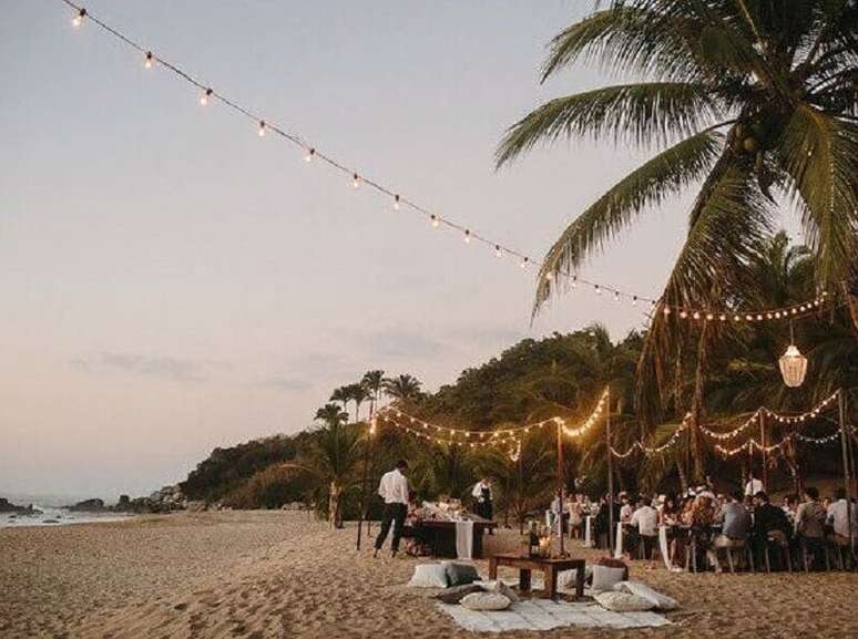 13. Casamento na praia simples com iluminação aconchegante para a recepção