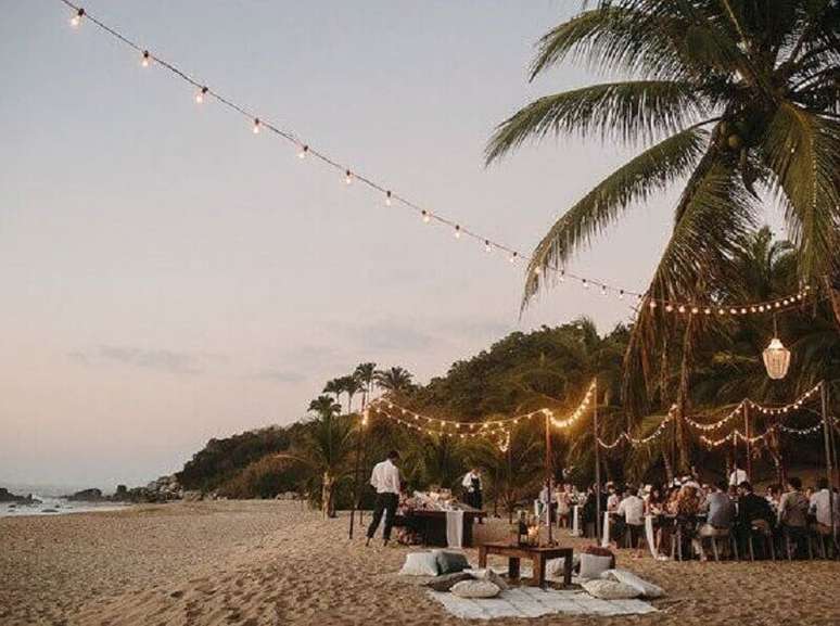 13. Casamento na praia simples com ilumina&ccedil;&atilde;o aconchegante para a recep&ccedil;&atilde;o