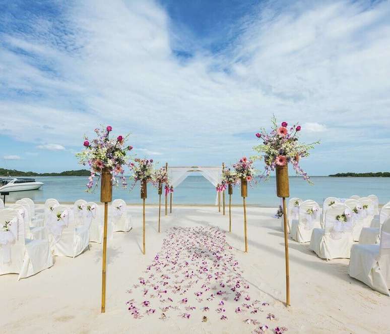 28. Linda e simples decora&ccedil;&atilde;o de casamento na praia
