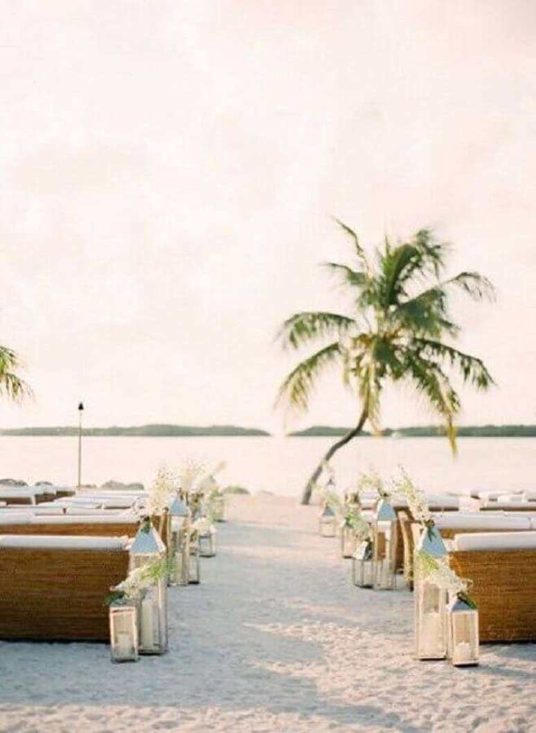 40. É possível encontrar várias fotos de casamento na praia para se inspirar