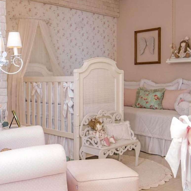 46. O papel de parede para quarto de bebê menina com estampa floral cria um ambiente muito delicado