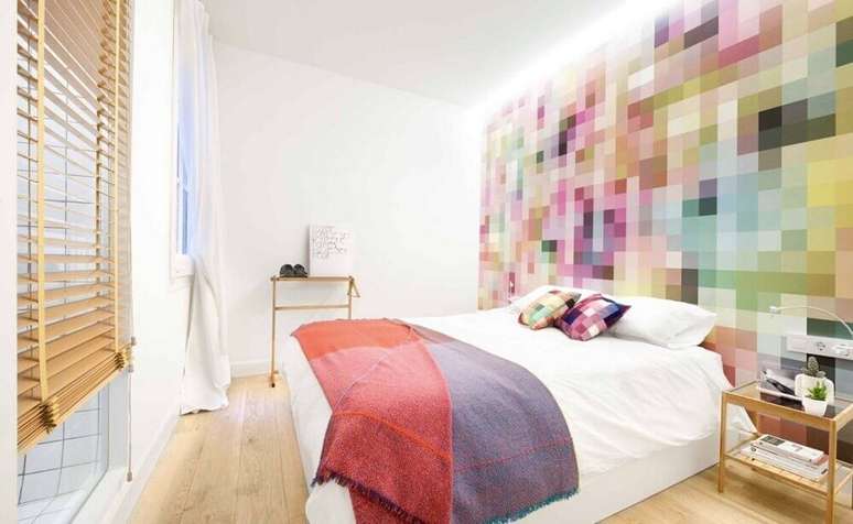 31. O papel de parede com estampa colorida trouxe mais vida ao quarto com decoração clean