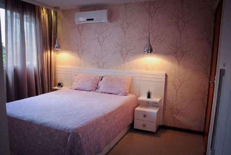 32. Modelo de papel de parede para quarto feminino com fundo rosa e estampa de galhos de árvore seca