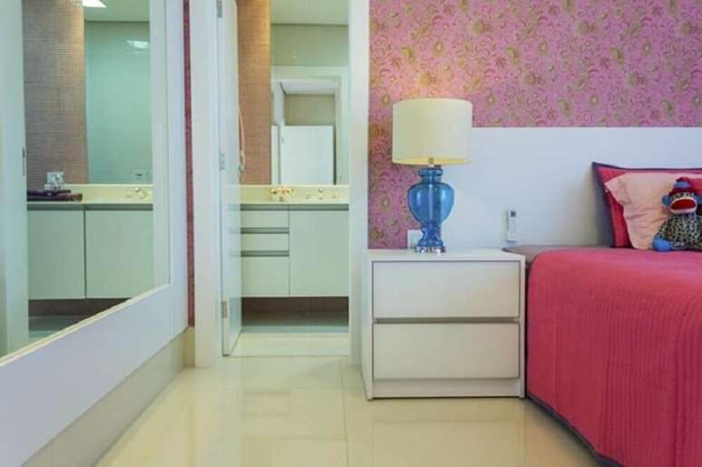 36. Os papéis de parede em tons de rosa são os mais procurados para incrementar a decoração do quarto feminino