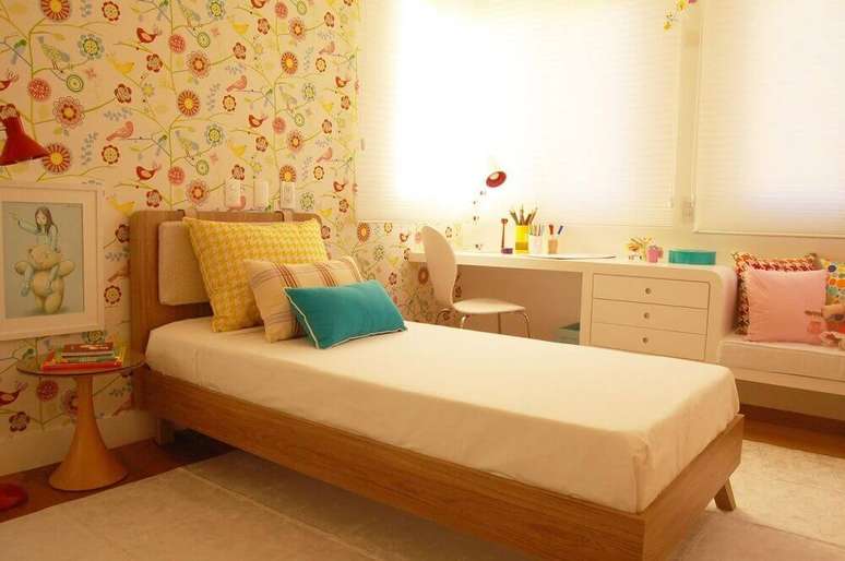 47. Lindo modelo de papel de parede para quarto infantil com estampa de passarinho e flores