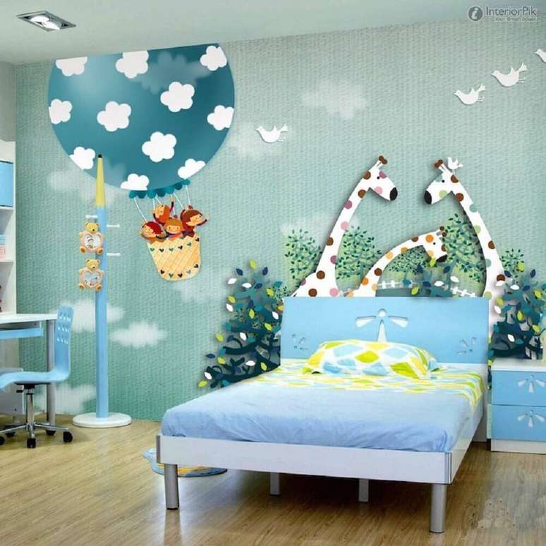 8. Linda decoração lúdica com papel de parede para quarto infantil