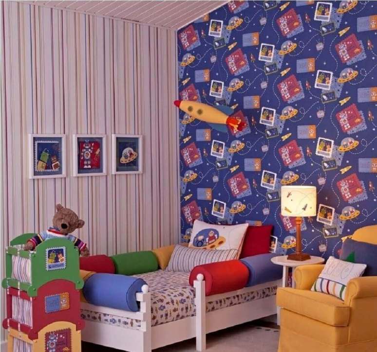 10. Combine dois modelos de papel de parede para quarto infantil e deixe o espaço mais divertido.