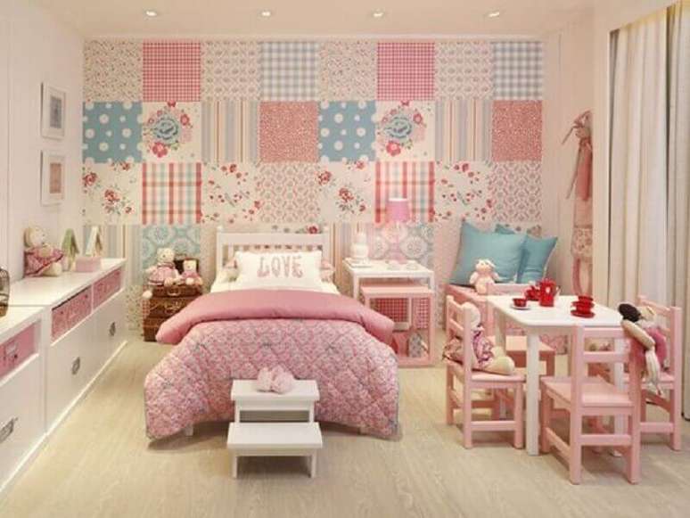 51. Linda decoração com papel de parede para quarto infantil com várias estampas e em tons de rosa