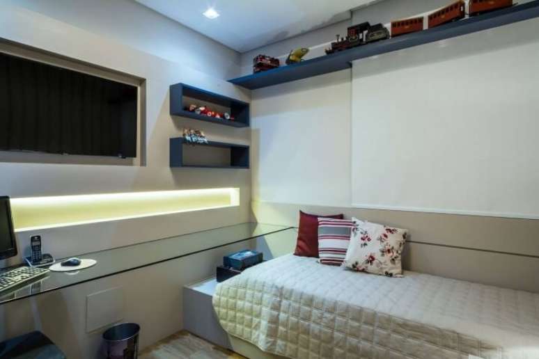 31. Prateleira de vidro como bancada para o computador