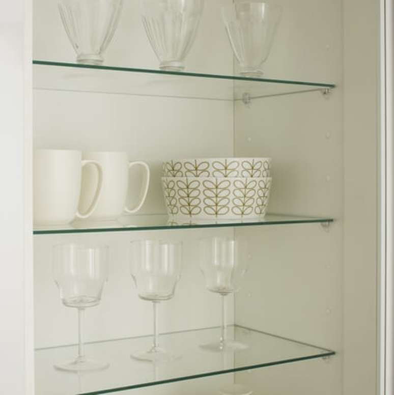 42. Prateleiras de vidro com taças, copos, canecas e potes