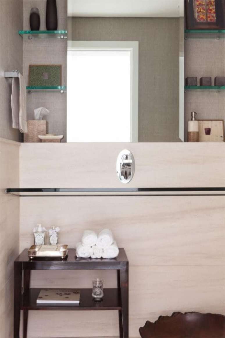 14. Prateleiras de vidro de v&aacute;rios tamanhos. Projeto de Oleg&aacute;rio de S&aacute;