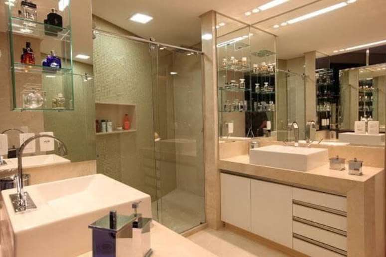 55. Prateleiras no espelho e em nicho de vidro. Projeto de Rodrigo Maia