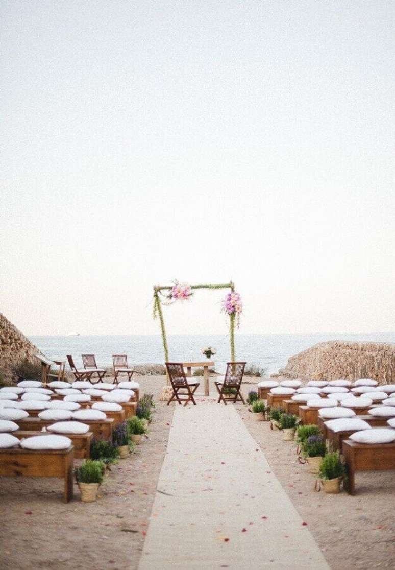 9. As almofadas nos assentos dão mais conforto para os convidados e beleza para o noivado na praia