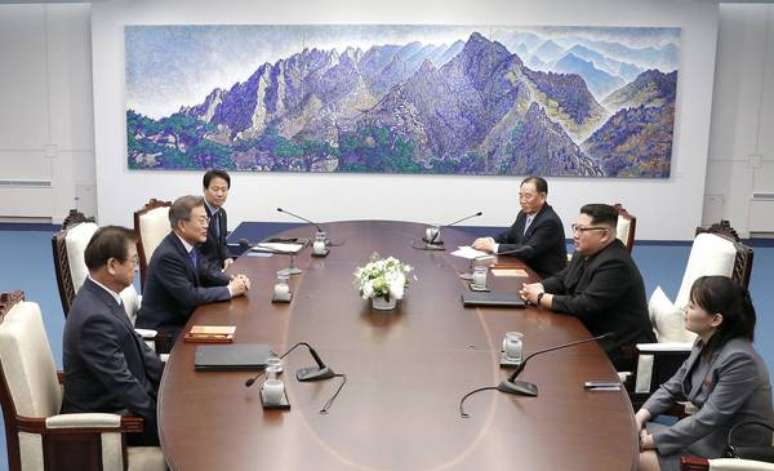 Primeira reunião entre Kim e Moon dura cerca de 2 horas