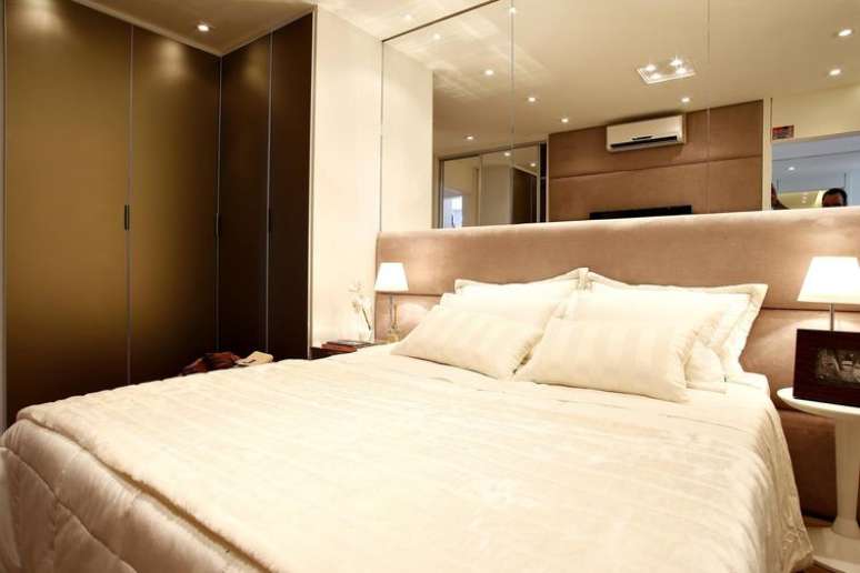 9. Espelhos sobre a cama também ajudam a aumentar visualmente os quartos pequenos. Projeto de BY Arq&Design