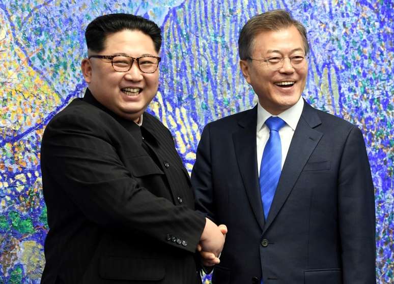Presidente da Coreia do Sul, Moon Jae-in, e líder da Coreia do Norte, Kim Jong Un 27/04/2018 Korea Summit Press Pool/Pool via Reuters