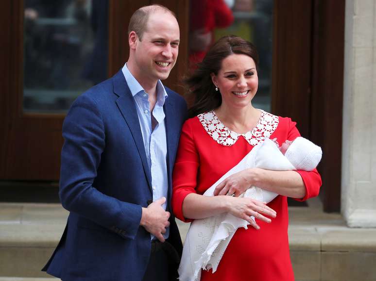 William e Kate com bebê na porta do hospital 23/04/2018 REUTERS/Hannah Mckay