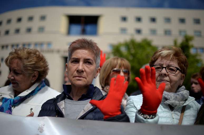 Protesto do lado de fora do tribunal de Navarra antes de veredicto sobre julgamento de estupro 26/04/2018 REUTERS/Vincent West