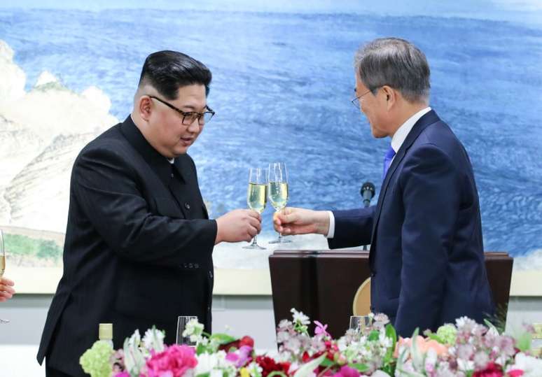 Presidente sul-coreano Moon Jae-in e l&iacute;der norte-coreano Kim Jong Un durante cumprimento 
 27/4/2018      Divulga&ccedil;&atilde;o