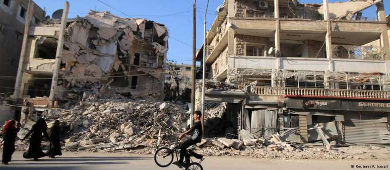 Muitos imóveis foram destruídos durante a guerra civil, como estes edifícios em Aleppo