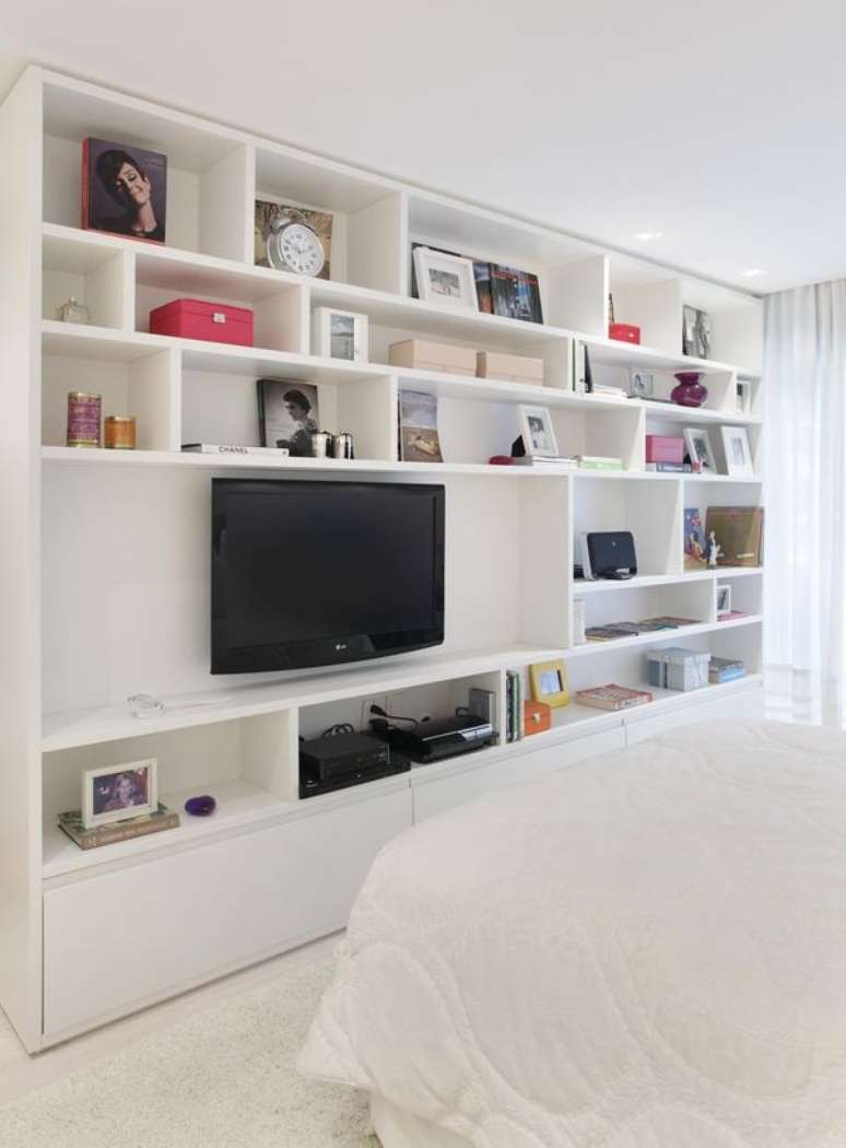 Quarto com painel de TV