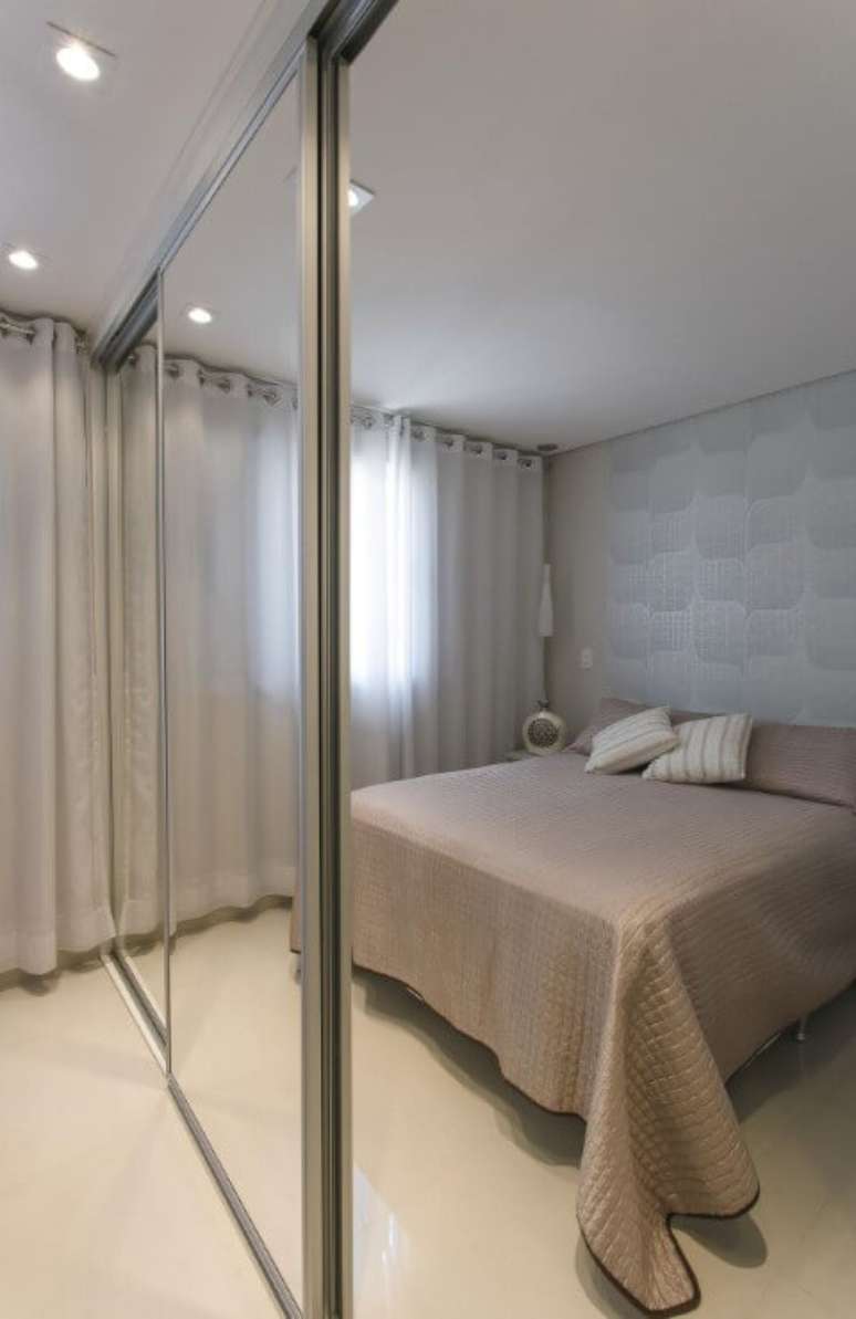 52. Um cl&aacute;ssico da decora&ccedil;&atilde;o de quarto pequeno &eacute; o arm&aacute;rio espelhado