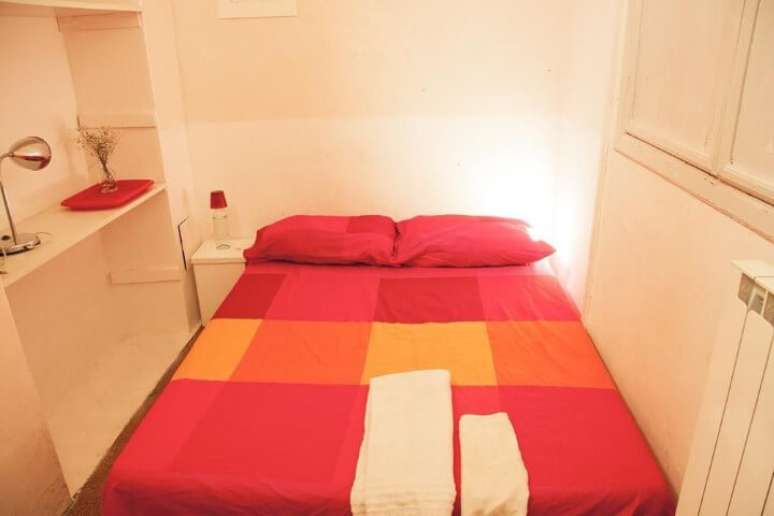 54. Deixar a cama encostada na parede é uma forma de garantir espaço de circulação em quartos pequenos. Projeto de Casa Aberta