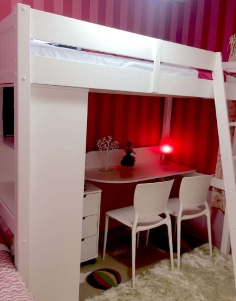 68. Você pode optar por usar uma cama suspensa para aproveitar bem a sua decoração de quarto pequeno. Projeto de Brunete Fraccaroli