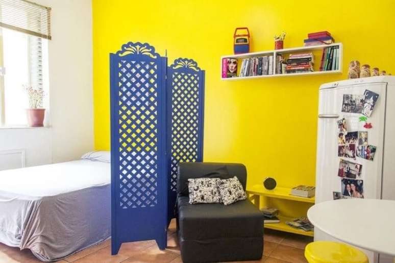 48. Em um apartamento pequeno, você pode usar uma divisória para isolar pelo menos parcialmente seu quarto. Projeto de Casa Aberta