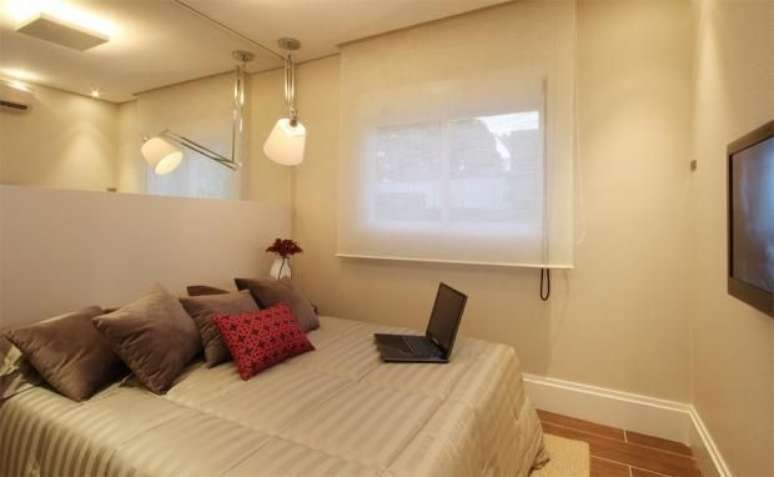 58. A lumin&aacute;ria no teto libera espa&ccedil;o no criado-mudo ao lado da cama. Projeto de Renata Cafaro