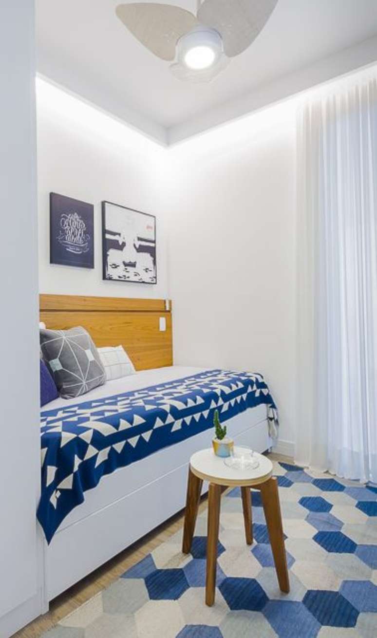 75. O sof&aacute;-cama tamb&eacute;m otimiza a decora&ccedil;&atilde;o de quarto pequeno. Projeto de Duda Senna