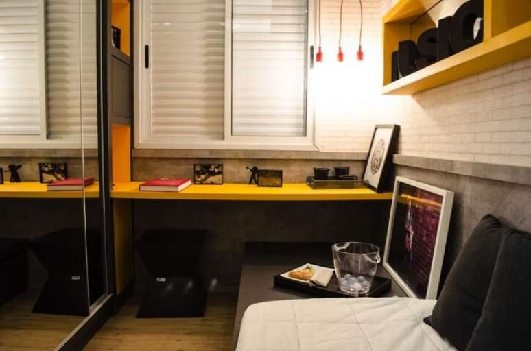 71. Quartos pequenos tamb&eacute;m podem ter um estilo mais moderno, industrial. Projeto de Studio Ecoara