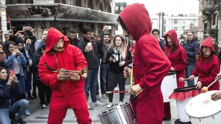 Manifestantes na Turquia usam as máscaras de Salvador Dalí dos personagens de 'La Casa de Papel'