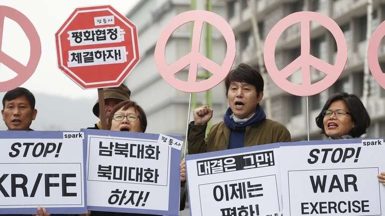 Sul-coreanos protestam contra exercícios militares realizados em conjunto com os EUA; escalada retórica entre potencias nucleares preocupou público e analistas