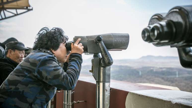 Turistas visitam observatório em zona desmilitarizada entre Coreia do Norte e do Sul; aproximação entre vizinhos contou com participação de outros países