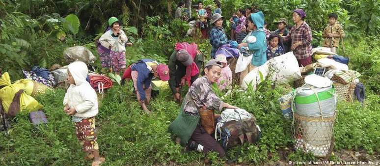 Civis da minoria kachin em fuga de suas casas enquanto prosseguem os combater no norte de Mianmar. 