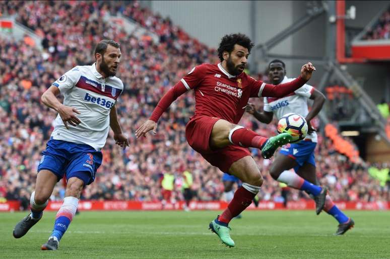 Salah foi titular, porém não conseguiu furar a defesa do Stoke City (Foto: Paul Ellis/AFP)