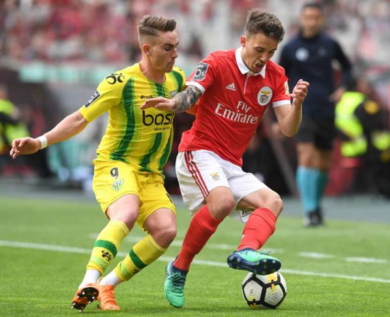 Cervi saiu no intervalo e deu lugar a Salvio (Foto: Francisco Leong / AFP)