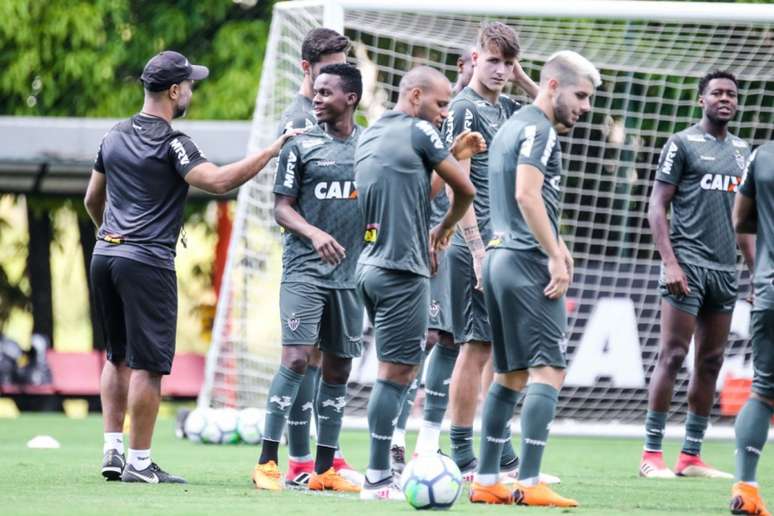 Cazares e Leonardo Silva não foram relacionados para partida contra o Corinthians (Foto: Divulgação)