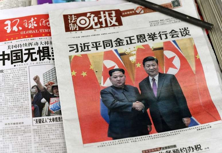 Jornais retratando visita de Kim Jong-un &agrave; China em mar&ccedil;o; pa&iacute;s tem la&ccedil;os geralmente d&uacute;bios com seus vizinhos