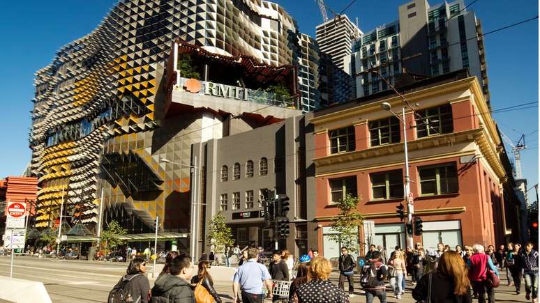 O pr&eacute;dio da universidade Instituto Real de Tecnologia de Melbourne foi esvaziado com suspeita de vazamento de g&aacute;s - cheiro era de duri&atilde;o podre