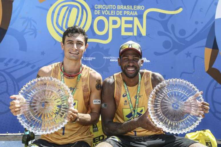 André Stein e Evandro comemoram conquista do Superpraia (Foto: Wander Roberto/Inovafoto/CBV)