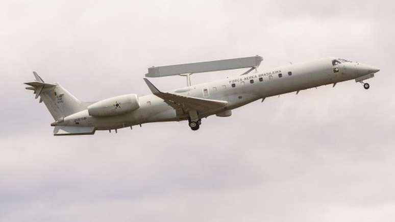 O avião-radar E-99 é o modelo usado para as interceptações