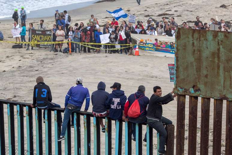 Do lado dos Estados Unidos, pessoas se aproximaram da fronteira neste domingo com mensagens de apoio aos refugiados